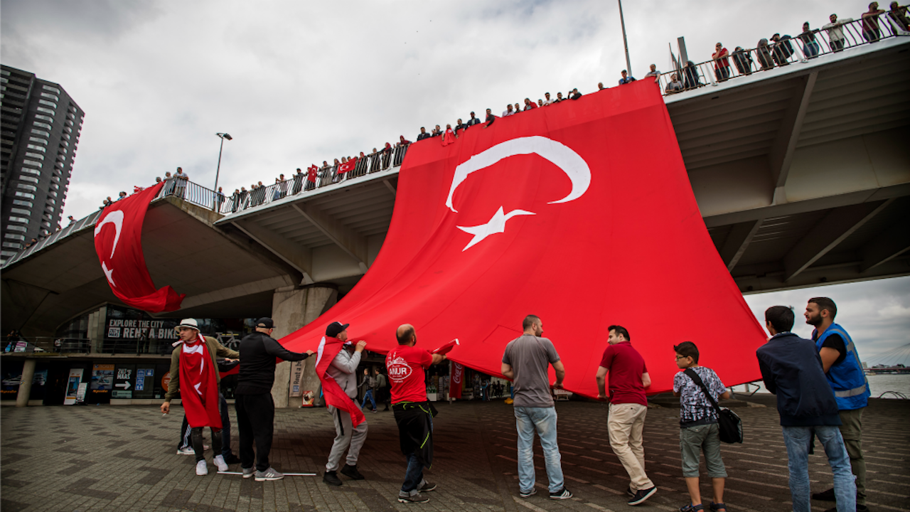 Turkse Nederlanders betogen tegen de mislukte staatsgreep in Turkije bij de Erasmusbrug in Rotterdam. Foto ANP