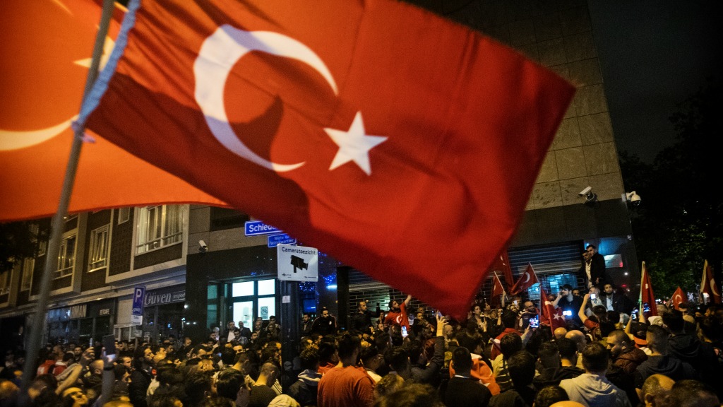 Demonstranten bij het Turkse consulaat in Rotterdam, afgelopen vrijdagnacht. Foto: ANP