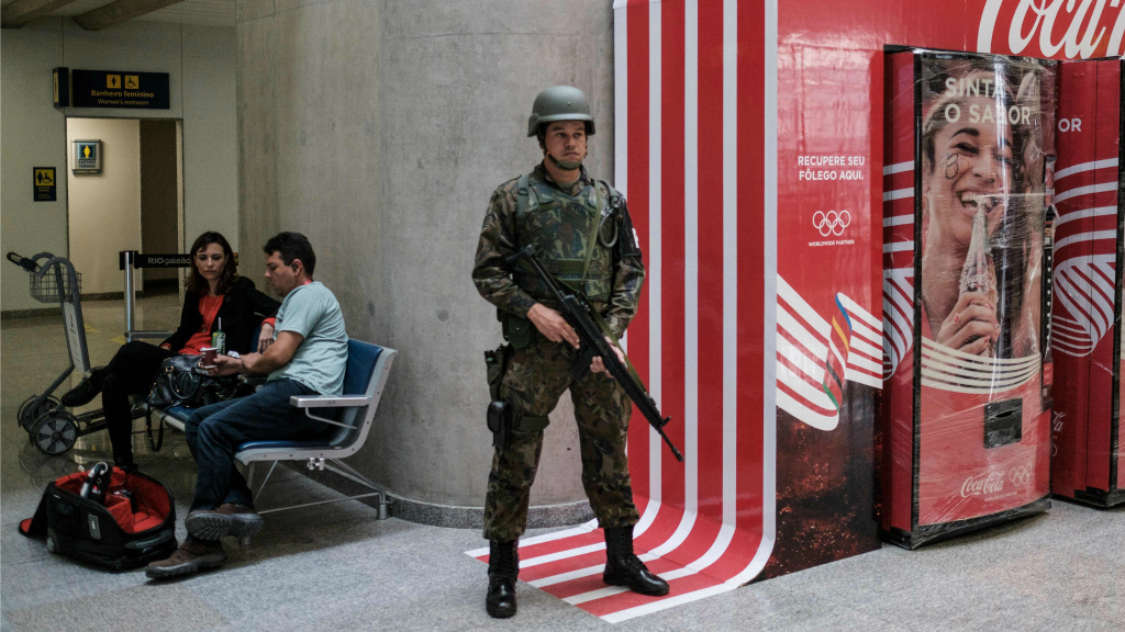 Braziliaanse militair op het vliegveld in Rio de Janerio. Foto: ANP/AFP