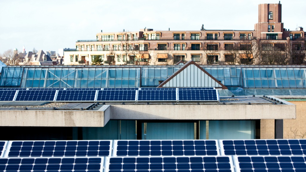 Zonnepanelen op het dak van het Haagse Museon-museum. Foto ANP