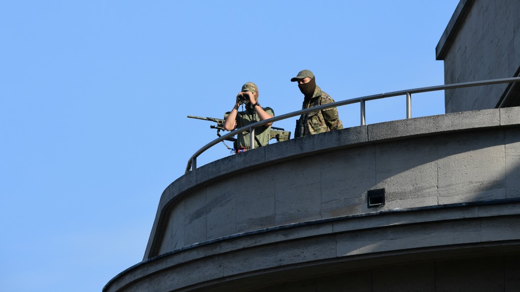 In Brussel bewaakten militairen de kerk waar de nationale feestdag werd gehouden. Foto: ANP