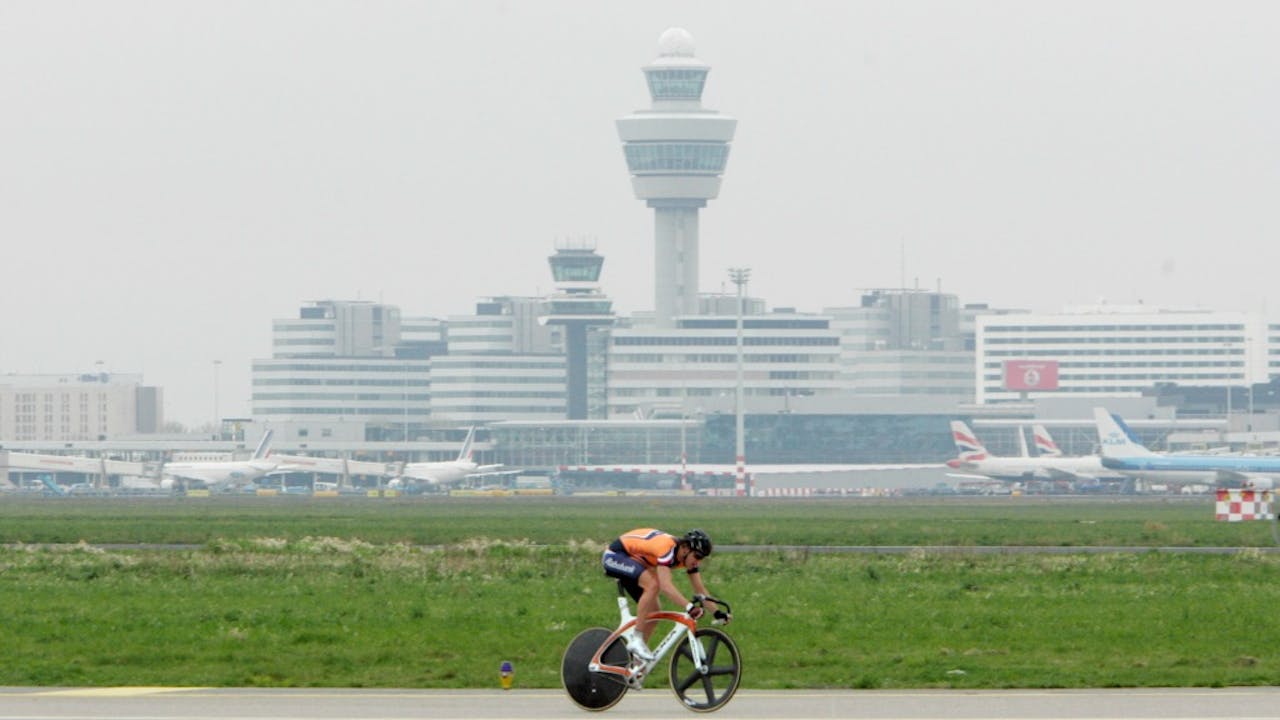 Alternatieve routes naar Schiphol: op de fiets bijvoorbeeld.