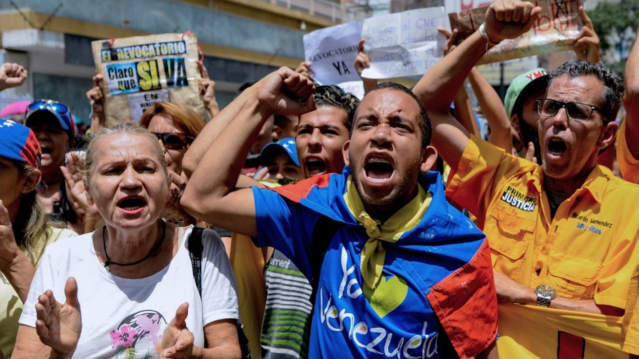 Leden van de Venezolaanse oppositie protesteren tegen president Maduro eind juli. Foto ANP