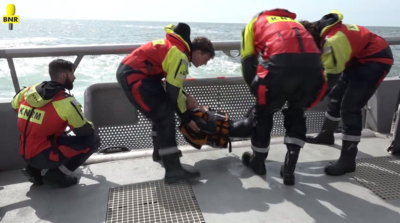 Vrijwilligers van KNRM 'redden' Karlijn Meinders uit de zee.
