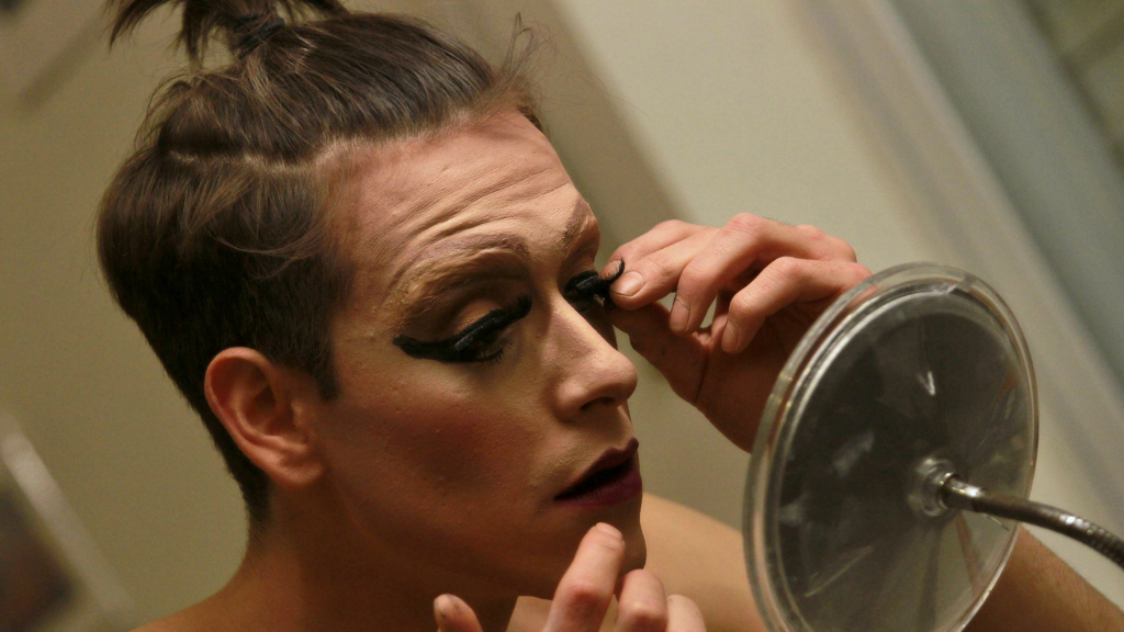 De Israëlische drag queen Yossale maakt zich op voordat hij gaat optreden. Foto ANP