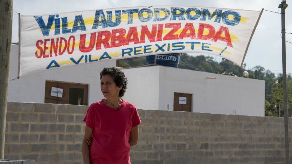 Een bewoonster van de favela Vila Autódromo poseert voor de nieuwbouw. Foto ANP