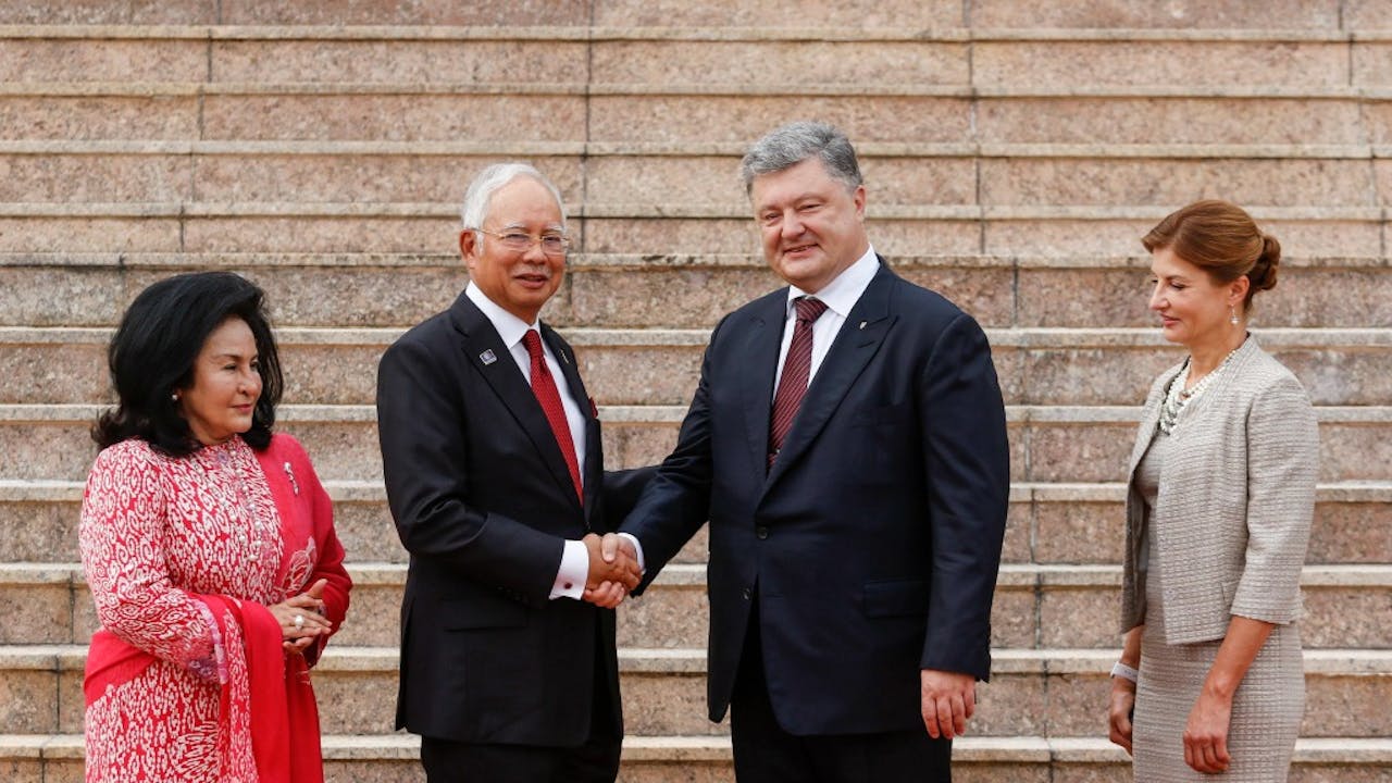 Premier Najib Razak (2e L) en president Porosjenko (2e R). Foto: ANP/EPA