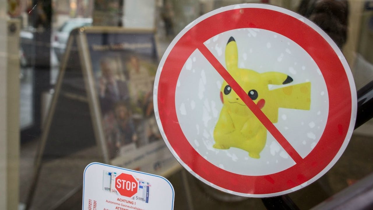 Volksbank Neuss in Düsseldorf weert Pokémon met een sticker. Foto: ANP/EPA