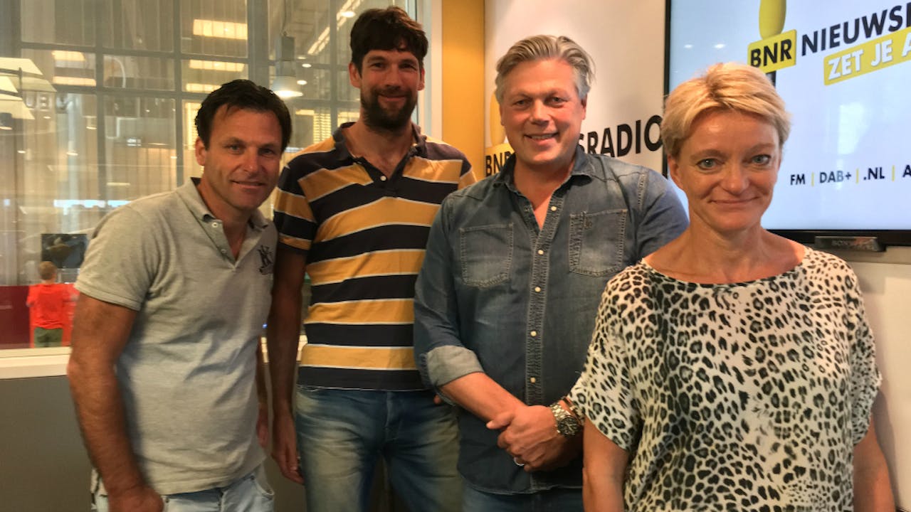 Roelof Hemmen geflankeerd door Jacques Brinkman, Matthijs Vellenga en Ellen van Langen (van links naar rechts).
