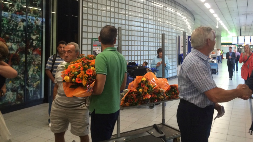 Reisbureau ATP deelt uit op Schiphol aan olympische sporters die niets wonnen. Foto BNR / Elfanie toe Laer