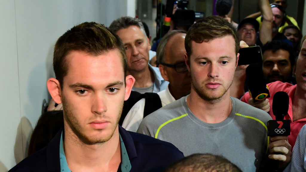 Gunnar Bentz en Jack Conger verlaten het politiebureau op het vliegveld van Rio.