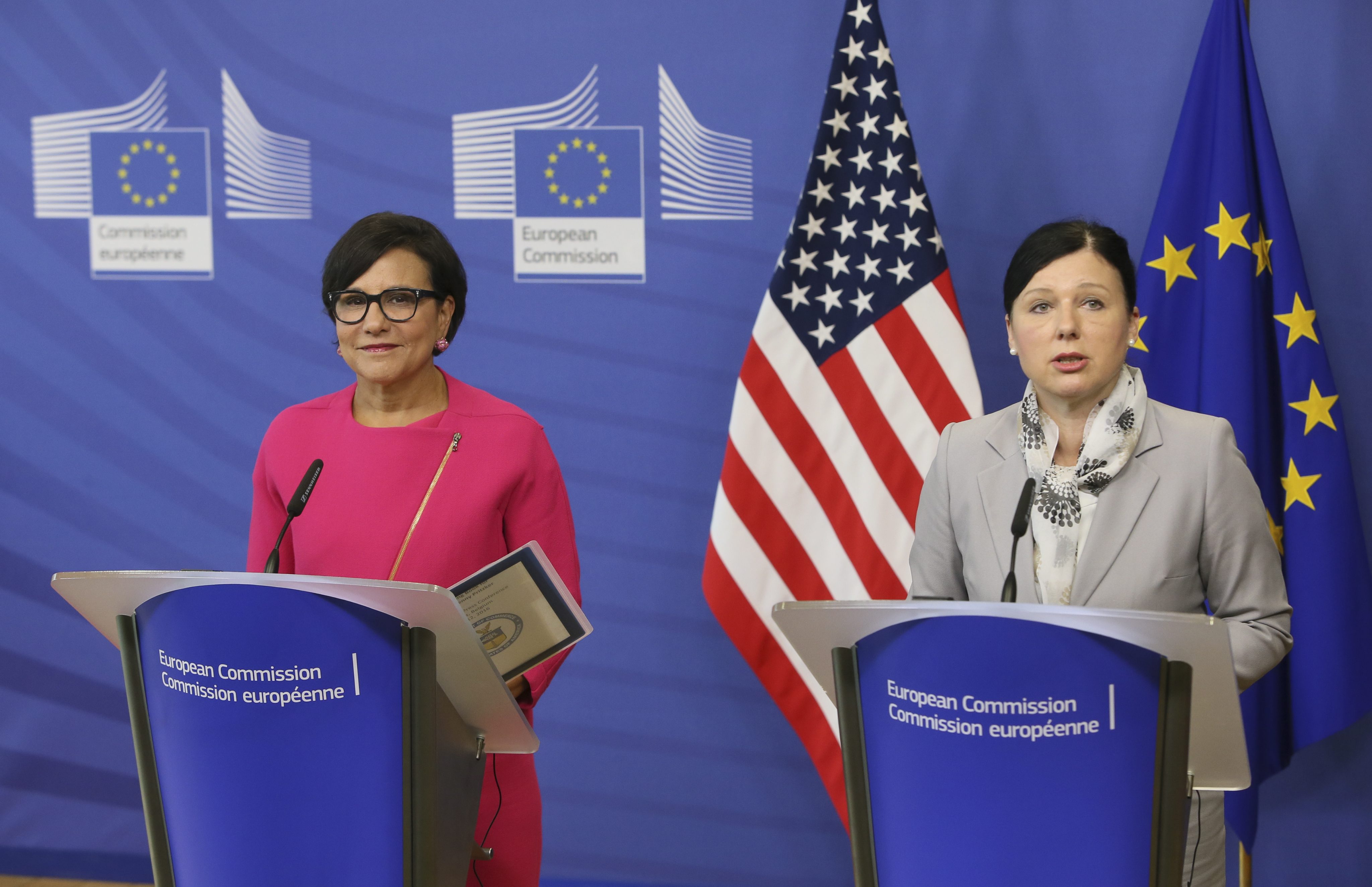 EU-Commissaris Vera Jourova van onder andere Consumentenrechten (rechts) en de Amerikaanse minister van Handel Penny Pritzker presenteren het EU-US Privacy Shield. Foto: ANP
