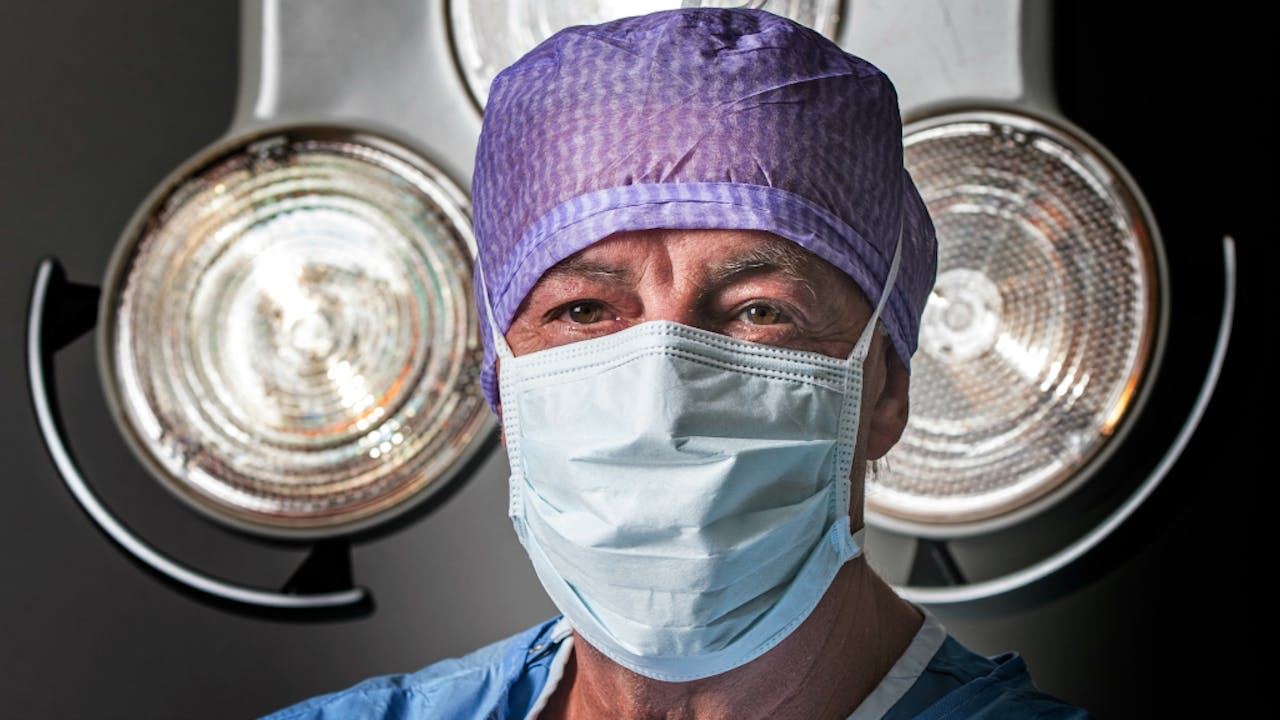 Een willekeurige arts met een mondkapje. Foto HH/Robin Utrecht