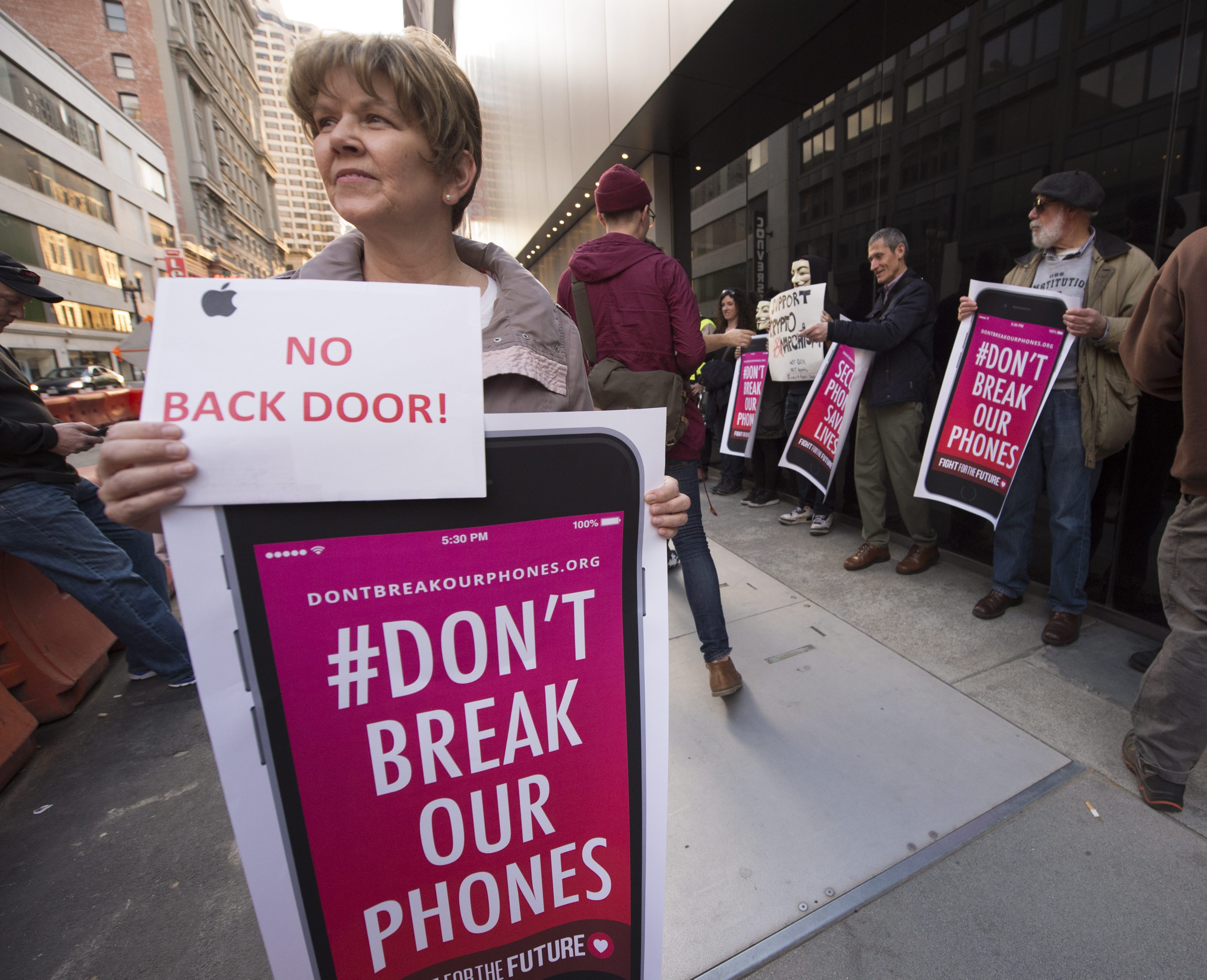 Demonstranten steunen Apple: dat bedrijf wil de FBI niet helpen om in geëncrypte iPhones te kijken, bijvoorbeeld door het inbouwen van een achterdeurtje. Foto: ANP.