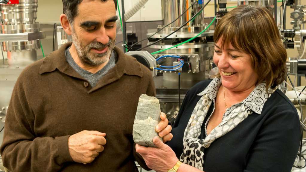 Australische onderzoekers Allen Nutman en Vickie Bennett houden een stuk stromatoliet vast uit Isua, Greenland. Foto: Yuri Amelin