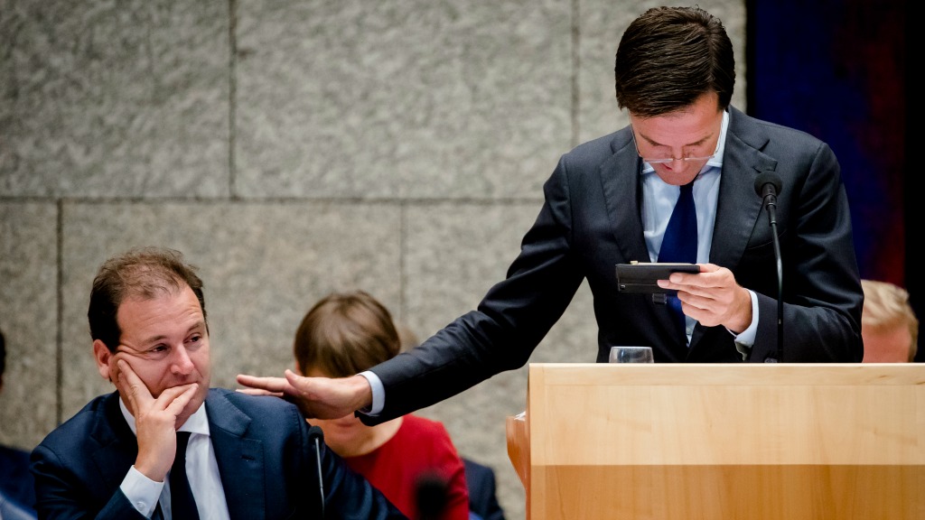 Premier Rutte met vice-premier Asscher in de Tweede Kamer tijdens de Algemene Beschouwingen. Foto ANP