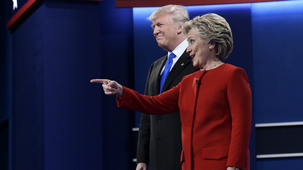 'Kijk daar, een Swing State!' Clinton en Trump tijdens hun eerste debat. Foto ANP