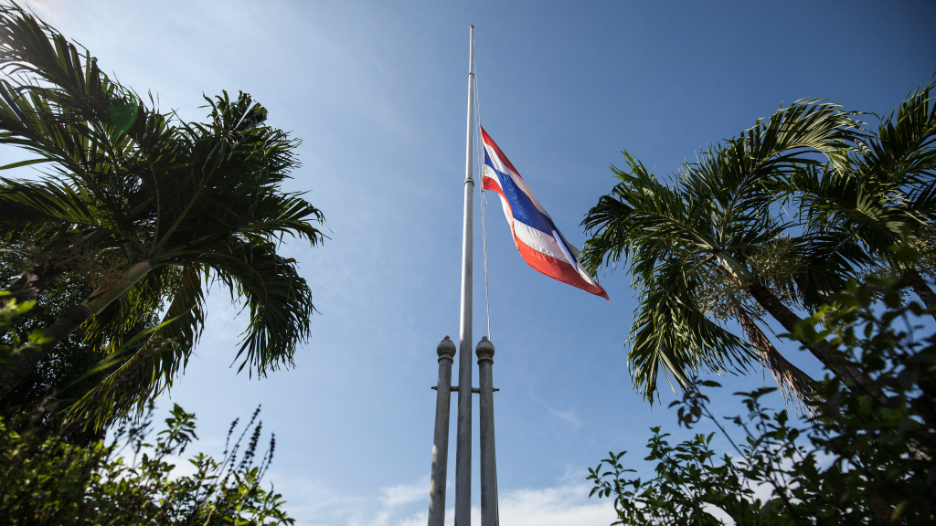 De Thaise vlag hangt in het hele land halfstok. Foto Zuma Press/HH