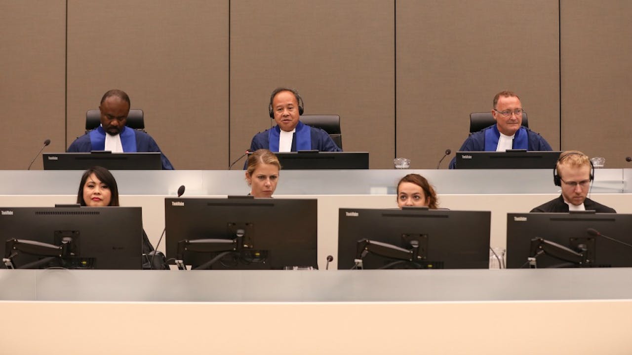 Международный суд ордер на арест. Международный Уголовный суд в Гааге. Международный Уголовный суд фото. Судьи Гааги фото.