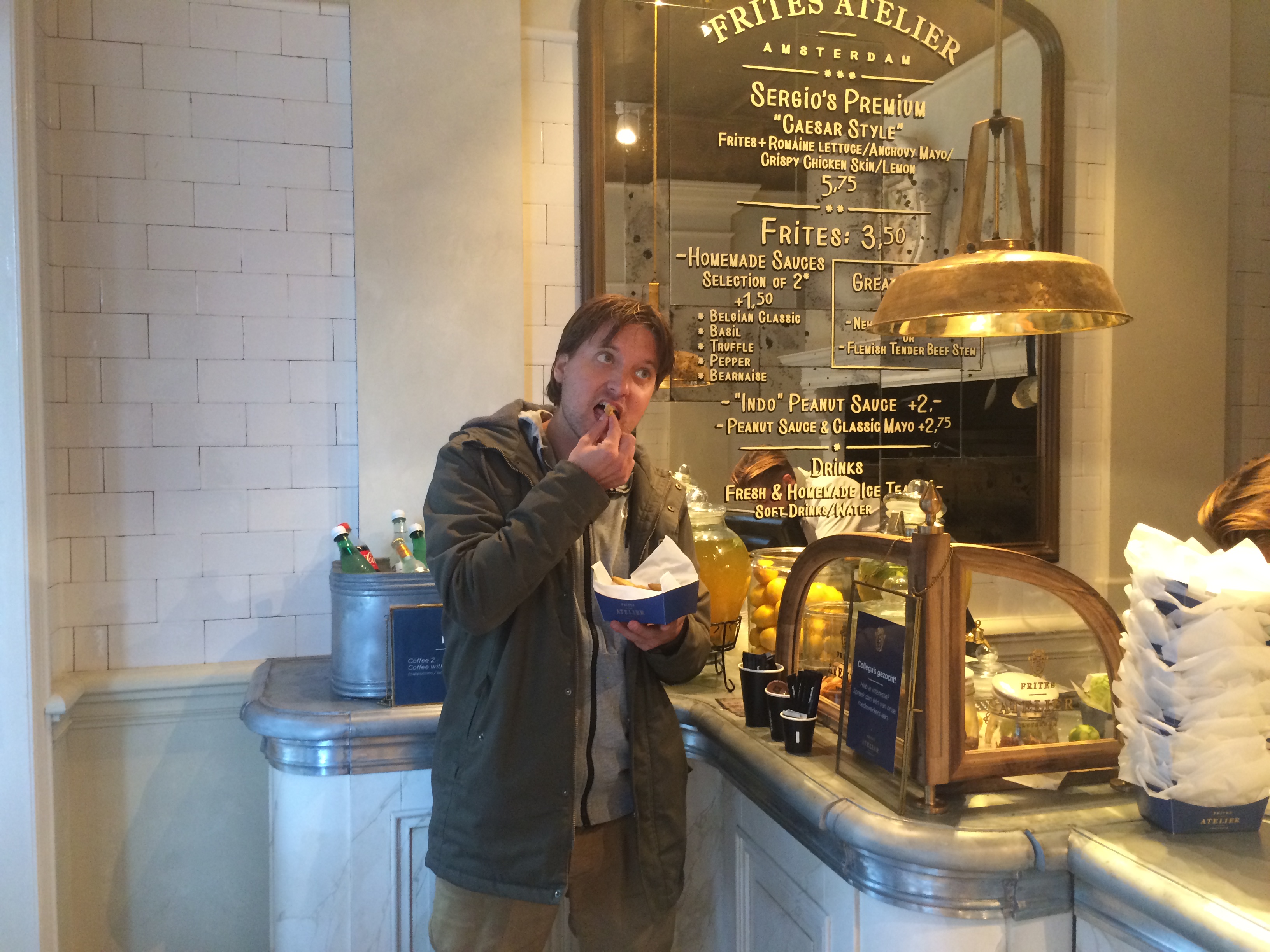Verslaggever Thomas Schuurman probeert de 'Frites Peanut Sauce & Classic Mayo'.