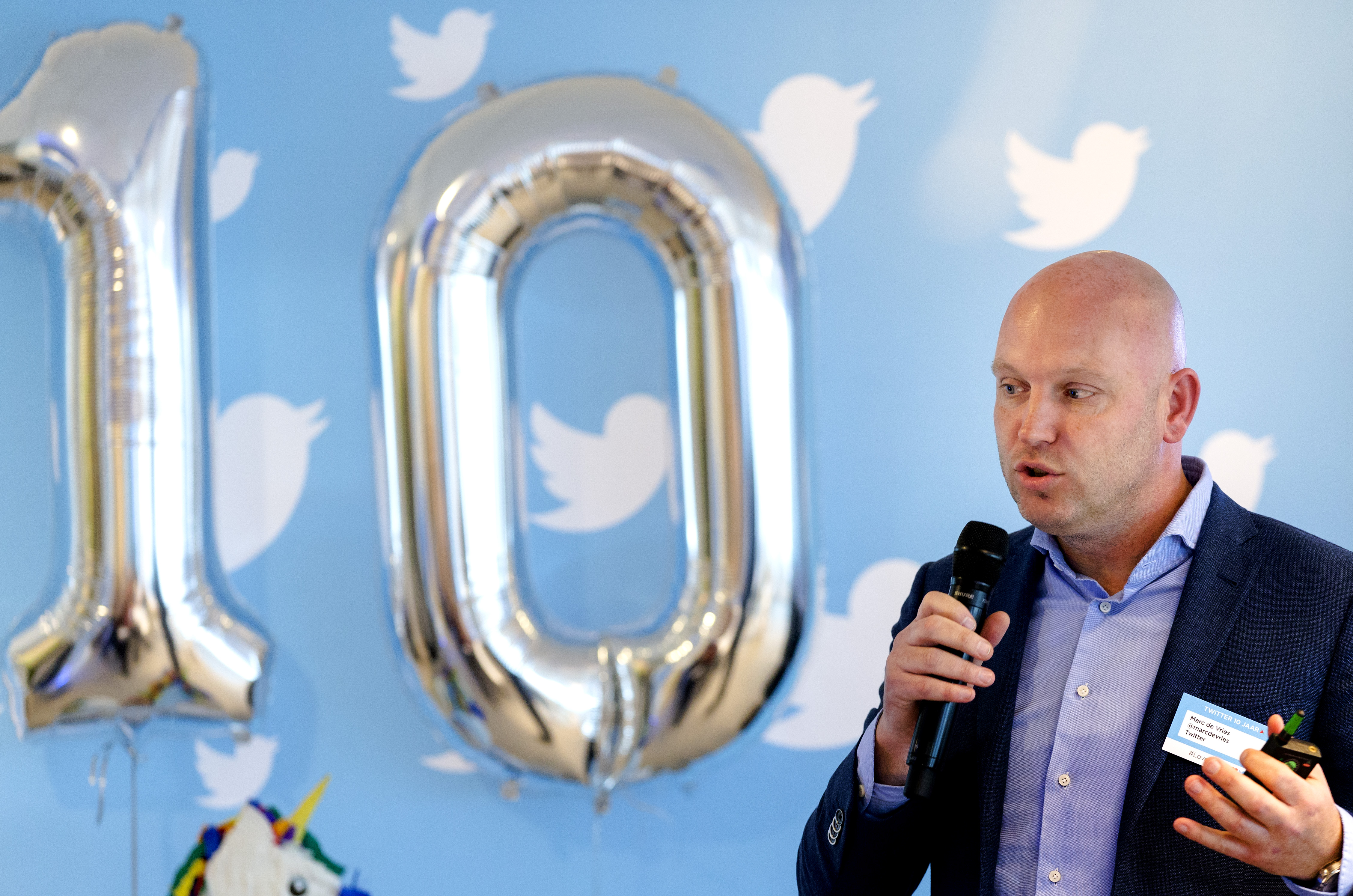 In maart bestond Twitter tien jaar. Op de foto Marc de Vries, directeur Benelux bij Twitter, op het feestje vanwege het tienjarig bestaan. Foto: ANP
