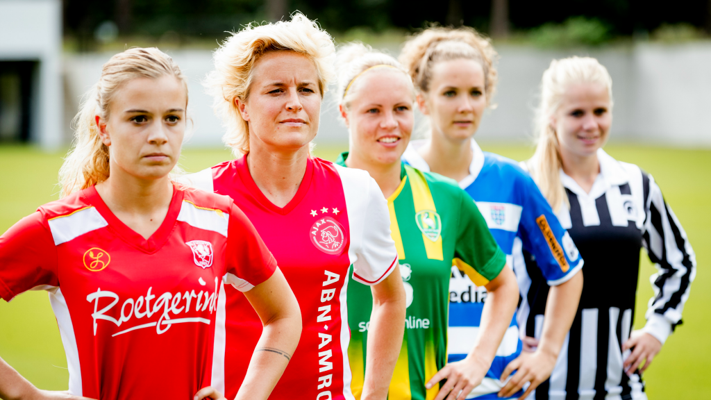 De aanvoerders van de vrouwenteams tijdens de persdag die vooraf ging aan het tweede seizoen van de eredivisie voetbal voor vrouwen (Foto: ANP)