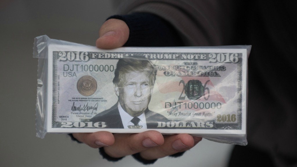 Leuk bedacht, maar ook deze bankbiljetten met Trump erop zijn natuurlijk nep. Foto ANP