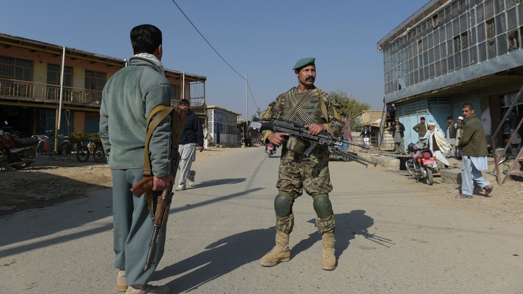 Foto: ANP - Leger houdt mensen op afstand in Bagram.