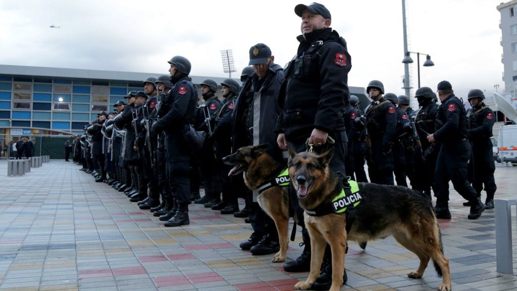 Veel politie op de been tijdens de voetbalwedstrijd tussen Albanië en Israël. Foto: ANP. 