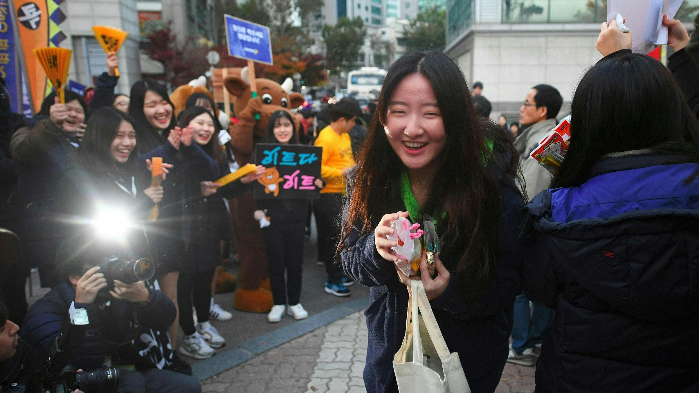 Zuid-Koreaanse scholieren worden toegejuicht op weg naar het examen. Foto AFP