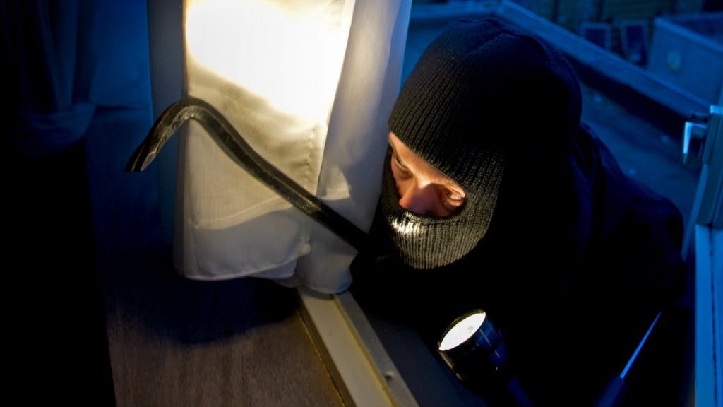 Met een zaklamp schijnen op een wit gordijn wordt in het milieu overigens sterk afgeraden. Foto: ANP
