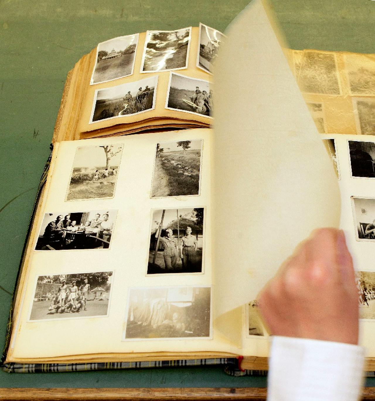 Foto's van een executie in voormalig Nederlands-Indie (linksboven), in een fotoboek dat onlangs werd gevonden in een vuilcontainer. De foto's komen uit het prive-album van een soldaat uit Enschede die in 1947 werd uitgezonden. Het boek is in beheer bij het Stadsarchief Enschede. ANP