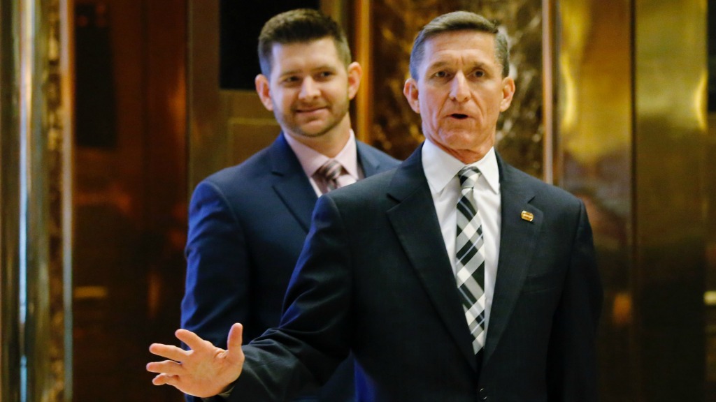 Foto Generaal Michael Flynn met op de achtergrond zijn zoon: ANP/Eduardo Munoz Alvarez