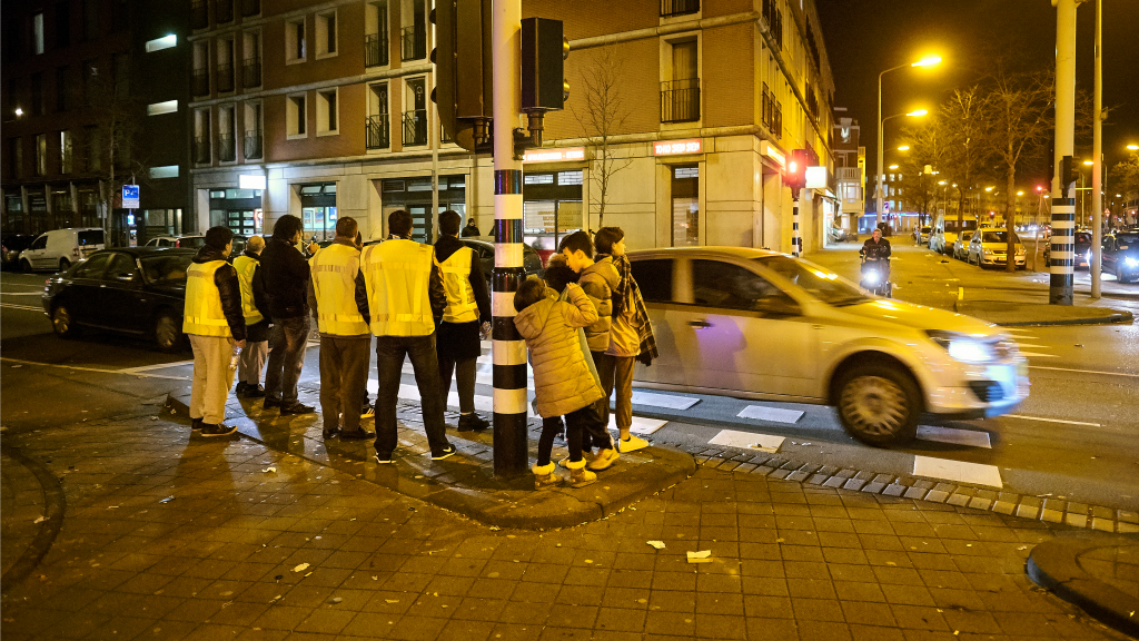 Een groep vrijwilligers op patrouille door de Schilderswijk, afgelopen jaarwisseling. Foto: HH / Phil Nijhuis.