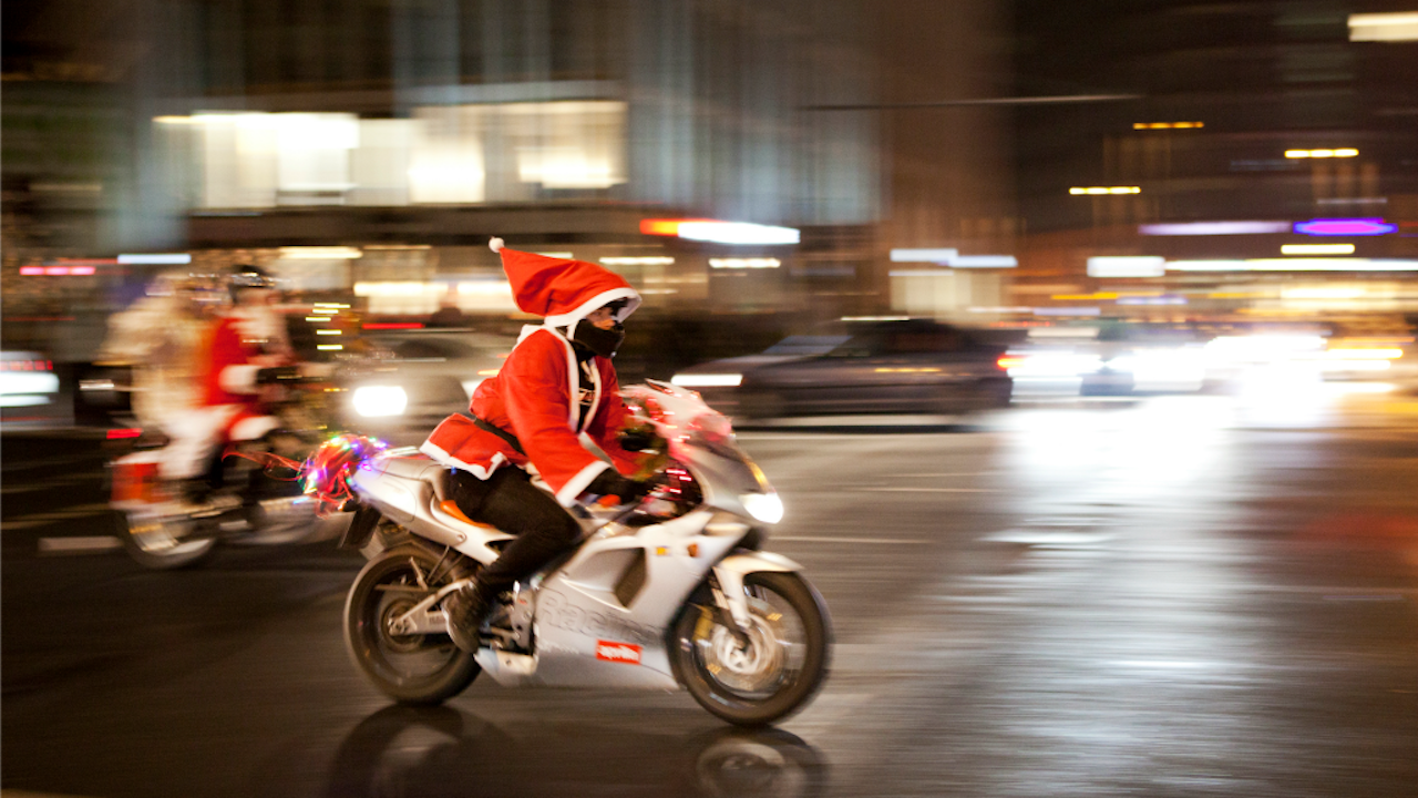In Berlijn laat de vereniging "Santa on Road" elk jaar cadeautjes uitdelen door motorrijders die zijn verkleed als kerstmannen (Foto: Paulien van de Loo/HH)