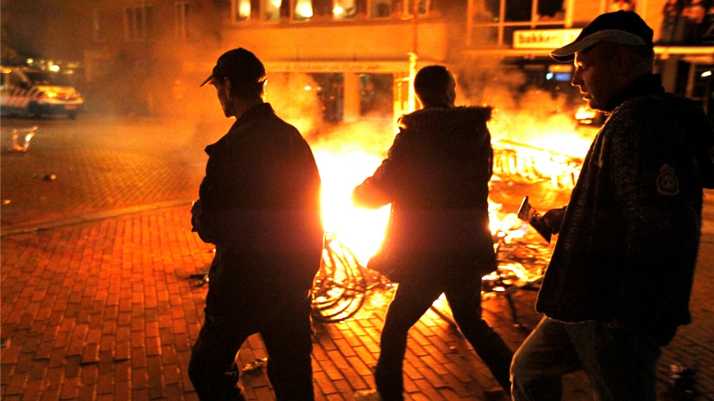 In 2012 mondde wat een ludieke bijeenkomst had moeten worden in Haren, uit in rellen, waarna de burgemeester een noodverordening instelde. Foto: ANP