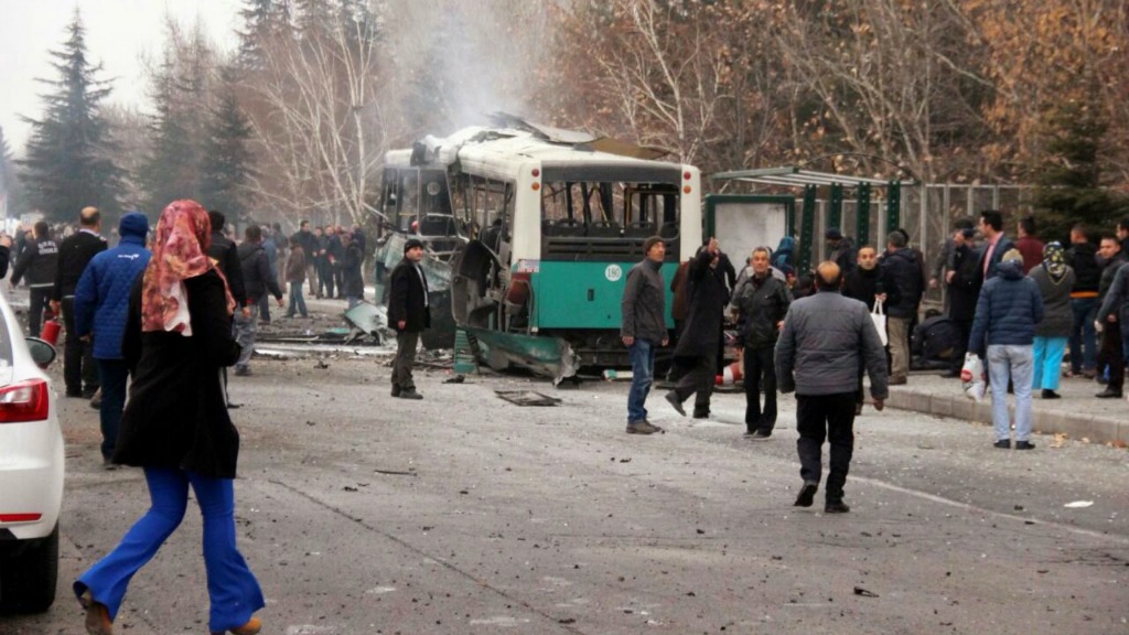 De ontplofte bus in de Turkse stad Kayseri. Foto ANP