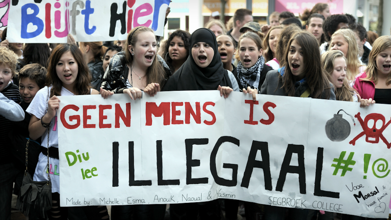 Leerlingen voeren aktie tegen uitzetting van hun klasgenootjes. In Equador staat hun kreet 'geen mens is illegaal' in de grondwet. (Foto: Joost van den Broek / HH, 2010)