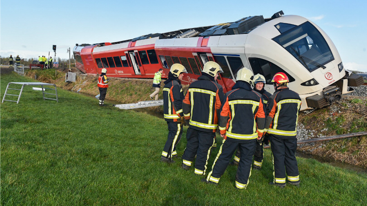 Een Arriva-trein ontspoorde in december bij Winsum na een ongeluk met een tankwagen. Foto: ANP.
