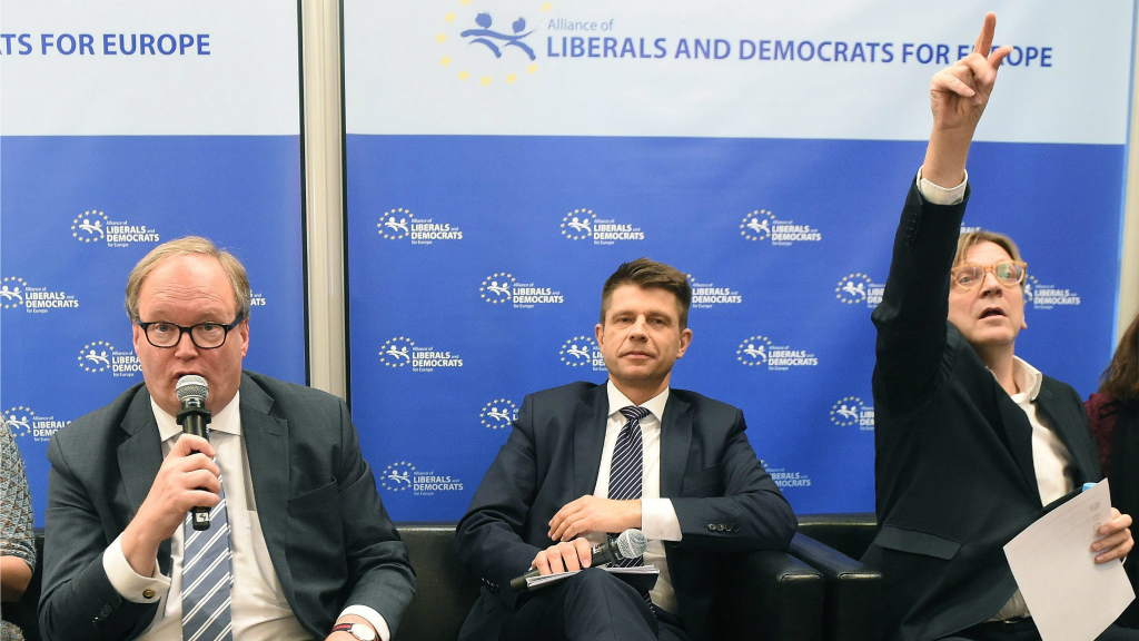Verhofstadt (rechts) gaat voor het voorzitterschap van het Europees Parlement. Foto: ANP.