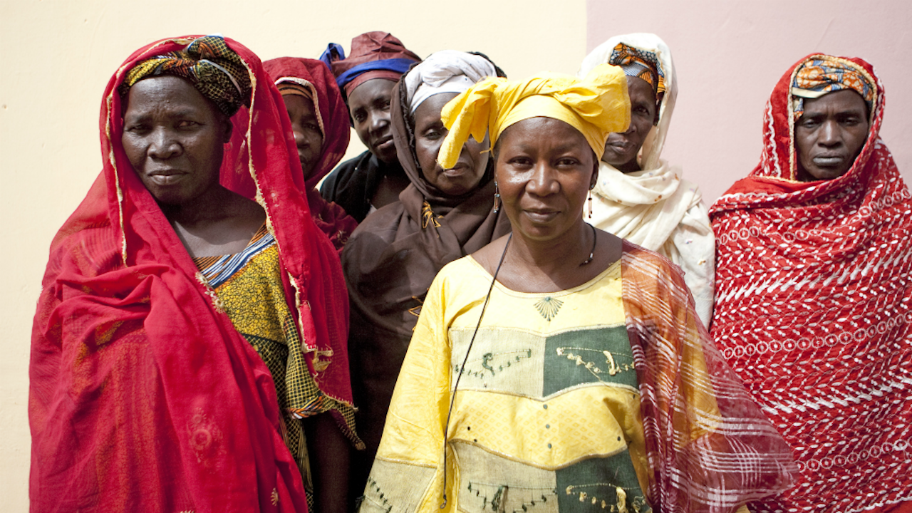 Foto uit 2009, toen minister Bert Koenders een bezoek bracht aan een kliniek voor reproductieve gezondheidszorg in Segou, Mali. Een belangrijk punt was vrouwenbesnijdenis. Ruim 90% van de vrouwen in Mali is besneden, er is geen wet die dat in Malie verbiedt. Huwbaarheid is de belangrijkste reden waarom vrouwen hun dochters laten besnijden.