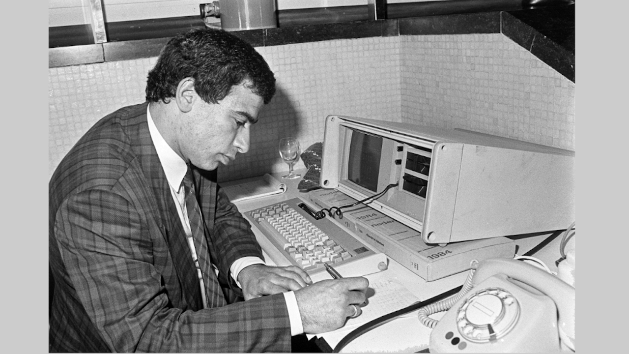 Het grote radiodebat in de Rooie Haan van de VARA aan de vooravond van de parlementaire verkiezingen van 1986 met de lijsttrekkers van de drie grote partijen CDA, VVD en PvdA. Opiniepeiler Maurice de Hond zit achter de computer, een Conmodore 64. Hij verzamelt gegevens en stemvoorkeuren en voorspelt de verkiezingsuitslag. (Foto: Bert Verhoeff/ HH)
