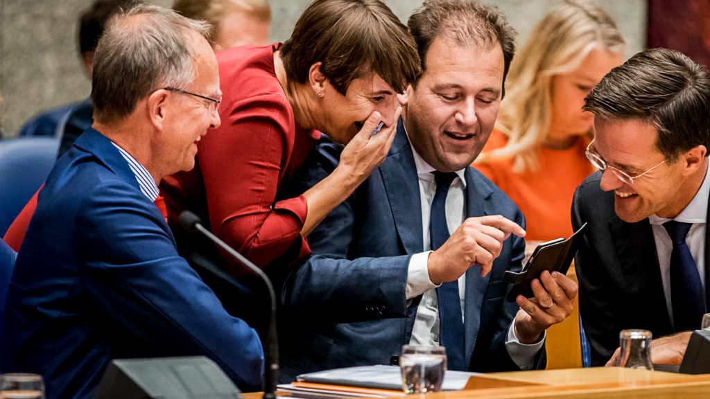Disclaimer: de tekst op Asschers smartphone is niet per se een fragment uit het VVD-verkiezingsprogramma. Foto: ANP