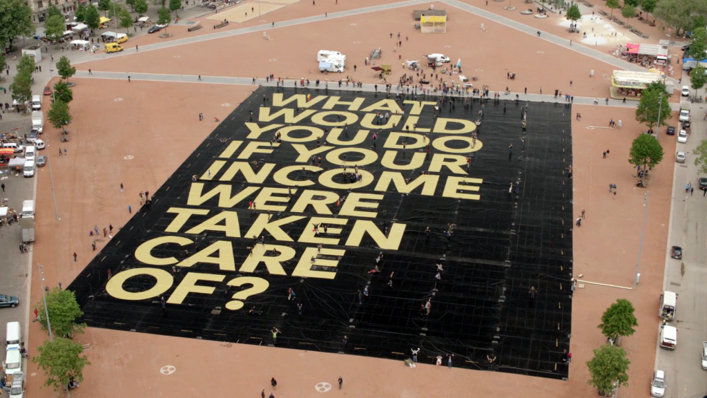 Guiness-wereldrecord van vorig jaar: "De grootste vraag op de aarde, op het grootste plakkaat ter wereld", ter gelegenheid van een bijeenkomst over het basisinkomen (Foto: Generation Grundeinkommen, via Flickr)