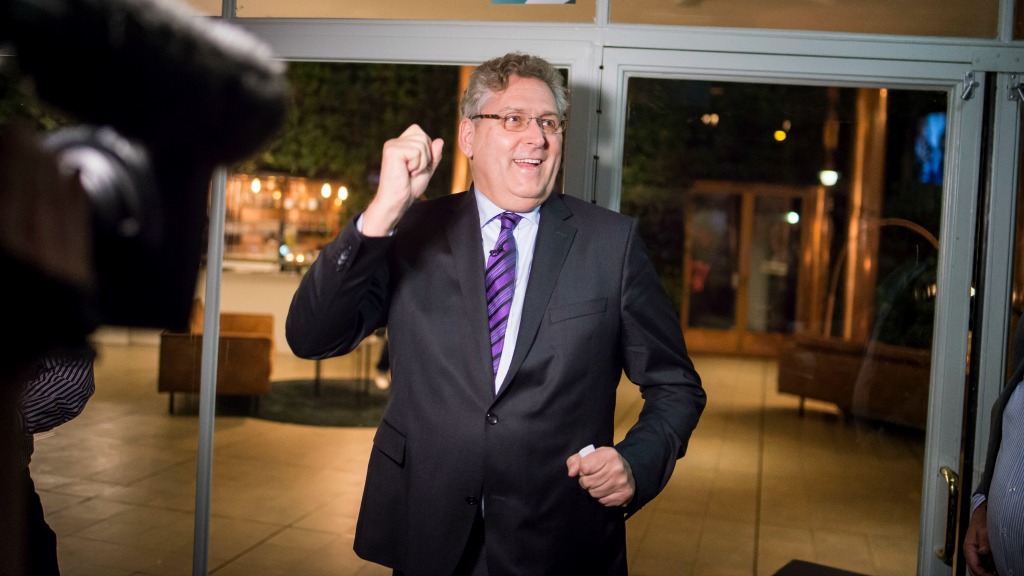 Henk Krol doet een dansje. Foto: HH/Goos van der Veen