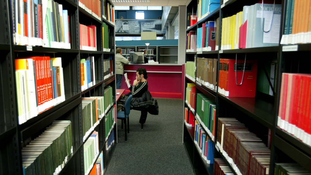 Een student studeert in de bibliotheek van de Erasmus Universiteit Rotterdam (Foto: ANP)