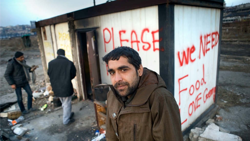 Vluchtelingen verblijven in loodsen op een verlaten bedrijventerrein in Belgrado. Foto: HH/Piet den Blanken
