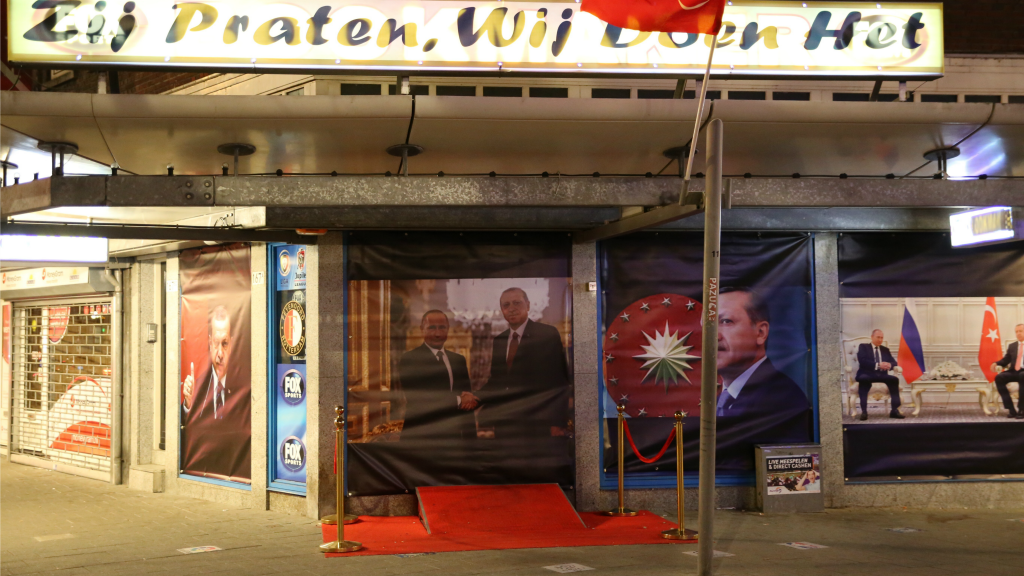 Posters van Erdogan op een winkel in Rotterdam. Foto: ANP. 