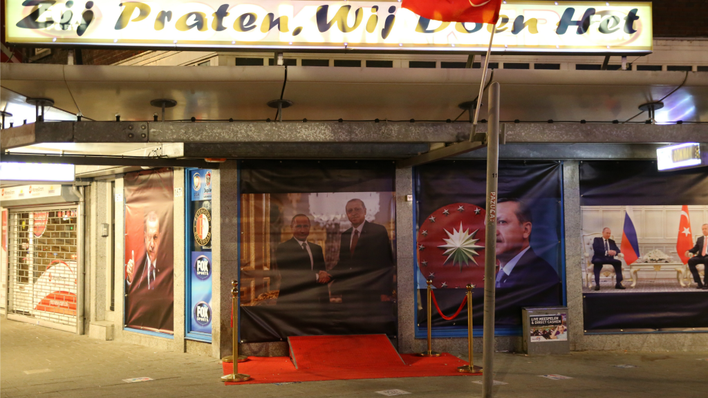 Posters van Erdogan op een winkel in Rotterdam. Foto: ANP.
