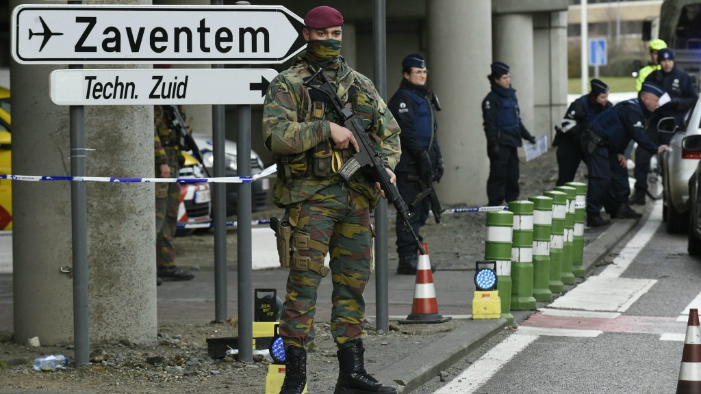 Een militair op luchthaven Zaventem, kort na de aanslagen in maart 2016. Foto: ANP.